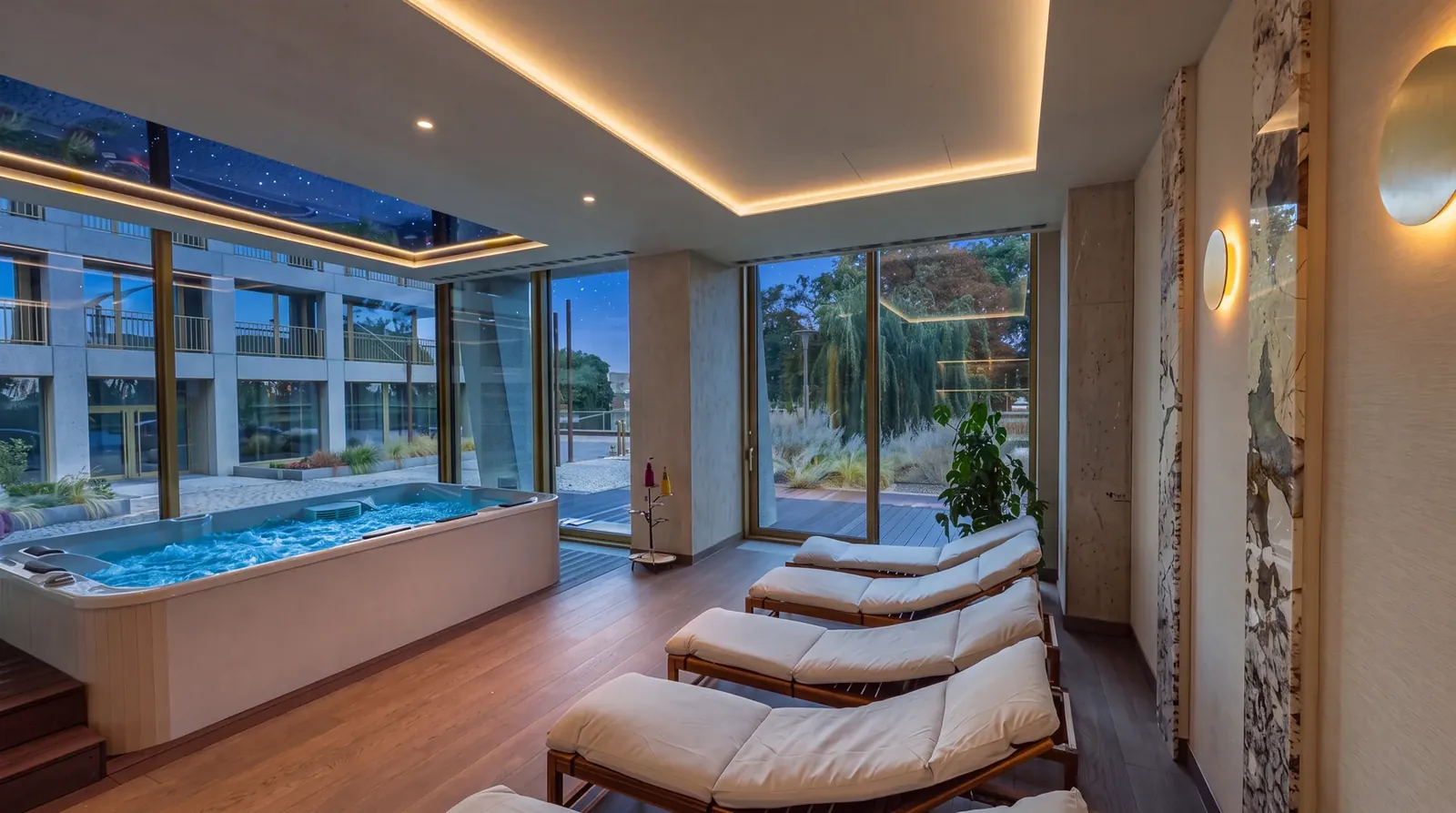 Dwa jacuzzi w strefie wellness